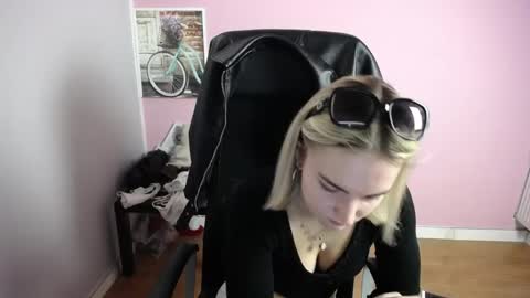 Snapshot of viktoria_lovely chatting on 04.28.26 viktoria_lovely online show from 04.28.26