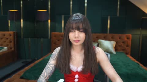 Snapshot of viktoria_storm chatting on 12.17.24 Alisa online show from 12.17.24