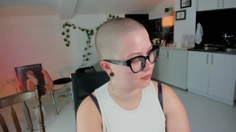 Snapshot of villyvici chatting on 04.07.26 Villy online show from 04.07.26