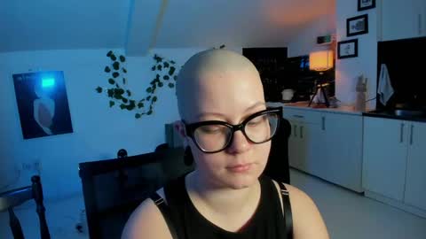 Snapshot of villyvici chatting on 04.27.26 Villy online show from 04.27.26