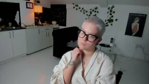 Snapshot of villyvici chatting on 06.21.26 Villy online show from 06.21.26