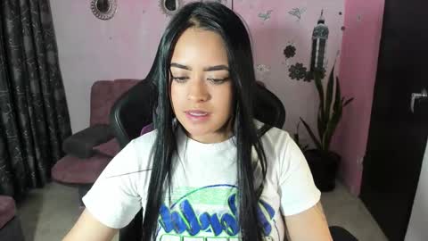 Snapshot of vio_let_ chatting on 09.18.25 Daniela online show from 09.18.25