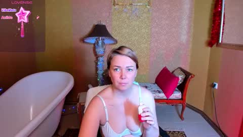 Snapshot of violarayden chatting on 12.21.25 Viola online show from 12.21.25