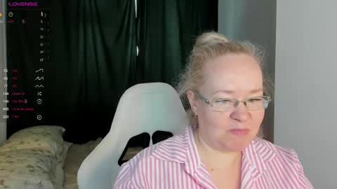 Snapshot of violasmithh chatting on 05.20.26 violasmithh online show from 05.20.26