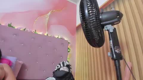 Snapshot of violet__taylor_ chatting on 06.18.26 violet__taylor_ online show from 06.18.26