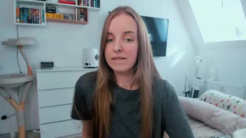 Snapshot of violet_blue_eyes chatting on 05.19.26 Violet online show from 05.19.26