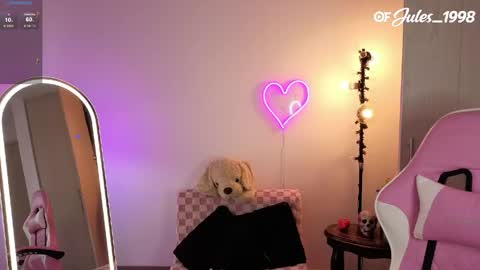 Snapshot of violet_ch chatting on 05.19.26 violet online show from 05.19.26