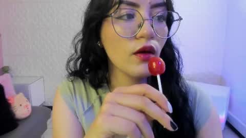 Snapshot of violeta_diazz chatting on 06.18.26 online show from 06.18.26