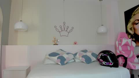 Snapshot of violeth_hill chatting on 01.09.25 Violeth Hill online show from 01.09.25