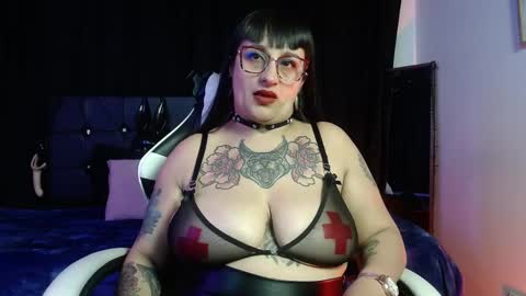 Snapshot of violett_8 chatting on 04.11.26 violett_8 online show from 04.11.26