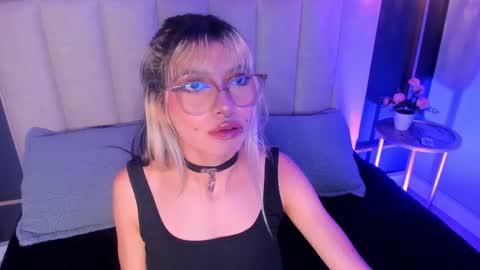 Snapshot of violetta_nur chatting on 02.14.25 Violetta nur online show from 02.14.25