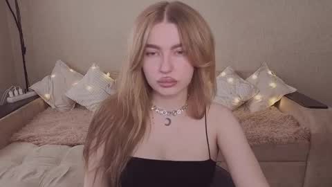 Snapshot of violettaotis chatting on 04.19.26 ViolettaOtis online show from 04.19.26