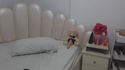 Snapshot of violetxia_ chatting on 05.20.26 violetxia_ online show from 05.20.26