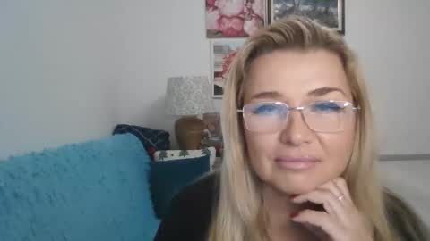 Snapshot of vionerra chatting on 11.15.25 Vionerra online show from 11.15.25