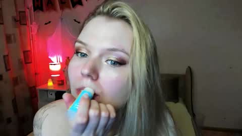 Snapshot of vivian_alison chatting on 10.27.25 vivian_alison online show from 10.27.25