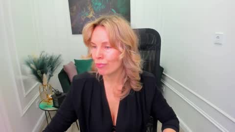 Snapshot of vivianlirei chatting on 04.23.26 Sinti online show from 04.23.26