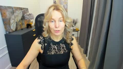 Snapshot of vivianlirei chatting on 04.24.26 Sinti online show from 04.24.26