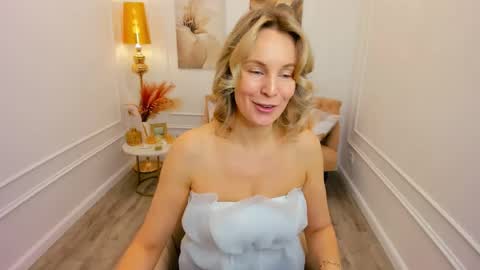 Snapshot of vivianlirei chatting on 04.28.26 Sinti online show from 04.28.26