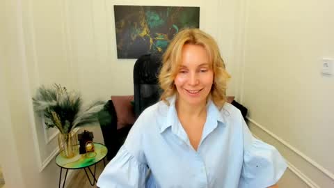 Snapshot of vivianlirei chatting on 05.15.26 Sinti online show from 05.15.26