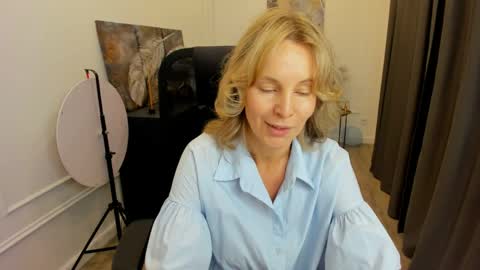 Snapshot of vivianlirei chatting on 05.25.26 Sinti online show from 05.25.26