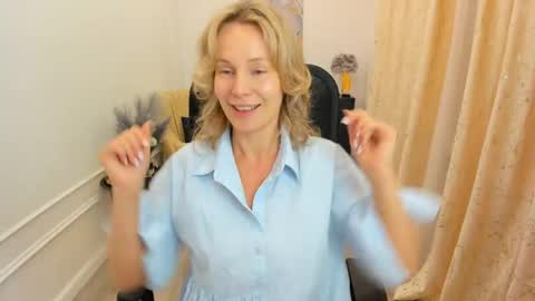 Snapshot of vivianlirei chatting on 06.07.26 Sinti online show from 06.07.26