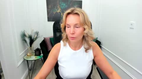Snapshot of vivianlirei chatting on 06.16.26 Sinti online show from 06.16.26