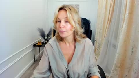 Snapshot of vivianlirei chatting on 06.19.26 Sinti online show from 06.19.26