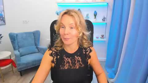 Snapshot of vivianlirei chatting on 06.26.26 Sinti online show from 06.26.26