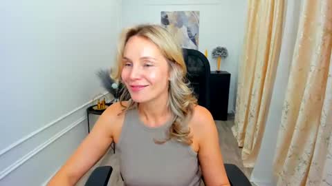 Snapshot of vivianlirei chatting on 06.29.26 Sinti online show from 06.29.26