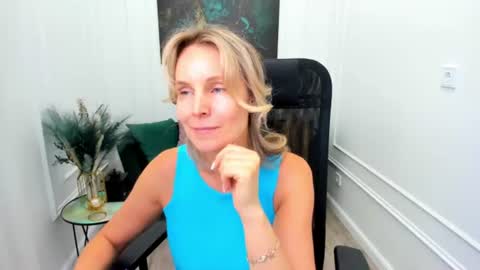 Snapshot of vivianlirei chatting on 07.14.26 Sinti online show from 07.14.26