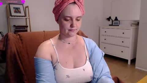 Snapshot of vivianmarble chatting on 06.29.26 Lela online show from 06.29.26