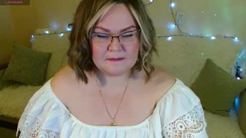 Snapshot of vivien__wet chatting on 02.05.25 Vivien online show from 02.05.25