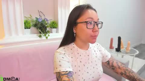 Snapshot of vivien_montclair chatting on 06.11.26 Vivien online show from 06.11.26