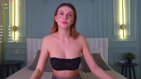Snapshot of vivien_ronal chatting on 05.16.26 Sophia online show from 05.16.26