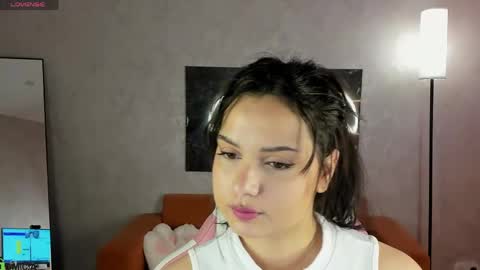 Snapshot of vivien_ross chatting on 05.03.26 vivien_ross online show from 05.03.26