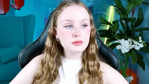 Vivien online show from 11.04.25