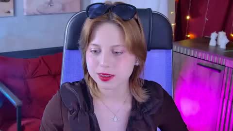 Snapshot of viviennehebert chatting on 06.18.26 Vivienne online show from 06.18.26