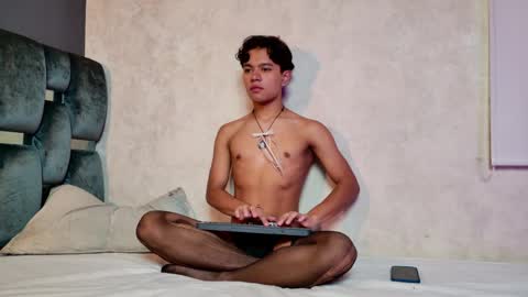 Snapshot of vix_hot chatting on 05.02.26 vix_hot online show from 05.02.26