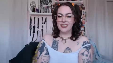 Snapshot of vixinvvitch chatting on 05.02.26 VIXIN online show from 05.02.26