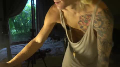 Snapshot of voodoo_hd chatting on 09.28.25 Voodoo and Lucy online show from 09.28.25