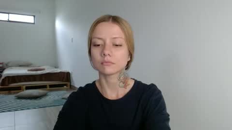 Snapshot of voyeurita chatting on 12.02.25 Victoria online show from 12.02.25