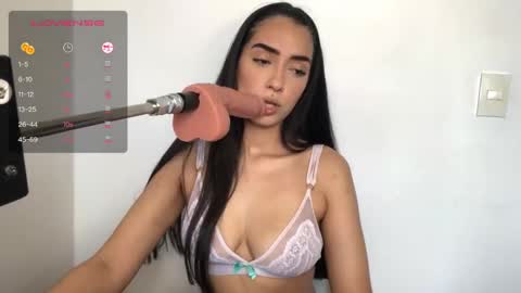 Snapshot of vsantini_ chatting on 02.05.25 vsantini_ online show from 02.05.25