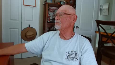 Snapshot of vueuorme chatting on 09.28.25 Vueuorme online show from 09.28.25