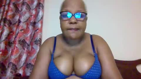 Snapshot of weaverbird25 chatting on 03.02.26 weaverbird25 online show from 03.02.26