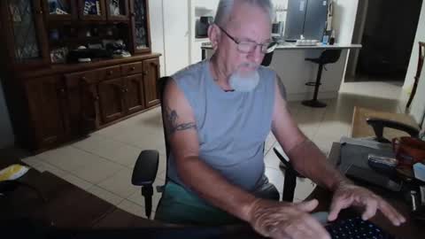 Snapshot of wellhelloo chatting on 02.22.26 Wellhelloo online show from 02.22.26