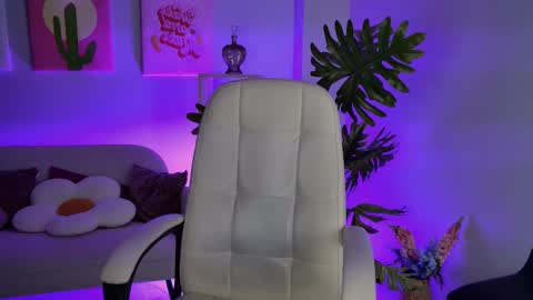 Snapshot of wesleegray chatting on 01.19.26 little girl who is always rightLisa online show from 01.19.26