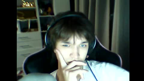 Snapshot of whitekingg chatting on 12.16.25 whitekingg online show from 12.16.25