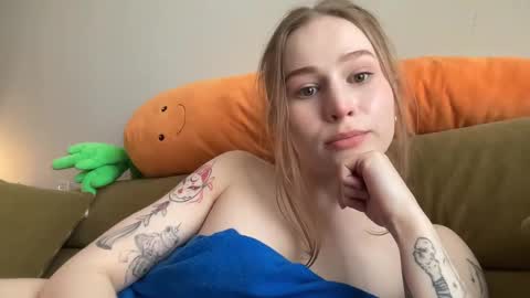 Snapshot of whoisalisa chatting on 01.04.25 Alisa online show from 01.04.25