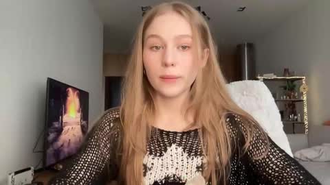 Snapshot of whoisalisa chatting on 09.12.25 Alisa online show from 09.12.25
