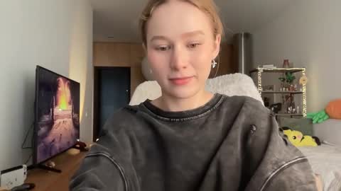 Snapshot of whoisalisa chatting on 09.18.25 Alisa online show from 09.18.25